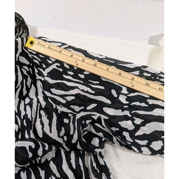 Violet & Claire Blouse Ruffle Detail Grey and Black Print Womans Size XL   Flaw - Picture 12 of 13